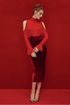 Lookbook Dorothy Perkins AW17 (ubrania i obraz: pulower czerwony, spódnica midi bordowa, półbuty złote, kok)