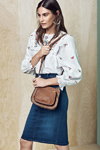 Кампанія Dorothy Perkins SS18 (наряди й образи: сіня джинсова спідниця, біла блуза, коричнева сумка)