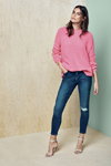 Kampania Dorothy Perkins SS18 (ubrania i obraz: pulower w kolorze fuksji, jeansy z podartymi nogawkami niebieskie, sandały beżowe)
