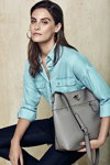 Кампанія Dorothy Perkins SS18 (наряди й образи: сіні джинси, блакитна блуза, сіра сумка)