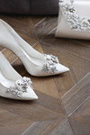 Campaña de zapatos de boda de Dune (looks: zapatos de tacón blancos)