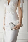 Hochzeitsschuhe-Kampagne von Dune (Looks: weißes Hochzeitskleid, weißer Clutch)