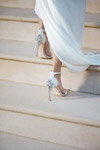 Hochzeitsschuhe-Kampagne von Dune (Looks: weiße Sandaletten)