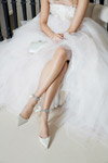 Campaña de zapatos de boda de Dune (looks: vestido de novia blanco, zapatos de tacón blancos)