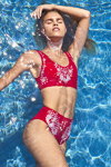 Campaña de trajes de baño de Ermanno Scervino SS18 (looks: bañador rojo)