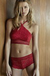 Campaña de lencería de Etam SS18 (looks: braga de encaje roja, top sujetador de encaje rojo)