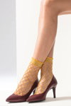 Лукбук Filifolli FW18/19 (наряды и образы: желтые носки в сетку, бордовые лодочки)