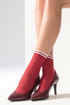 Lookbook de Filifolli FW18/19 (looks: calcetines rojos estampados, zapatos de tacón burdeos)