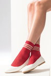 Lookbook von Filifolli FW18/19 (Looks: rote Socken, weiße Ballerinas)