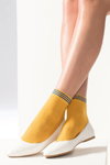 Lookbook de Filifolli FW18/19 (looks: calcetines amarillos, bailarinas blancas)