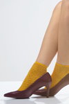 Lookbook Filifolli FW18/19 (ubrania i obraz: skarpetki z siatki żółte, czółenka bordowe)
