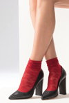 Lookbook de Filifolli FW18/19 (looks: calcetines rojos, zapatos de tacón negros)