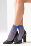 Lookbook de Filifolli FW18/19 (looks: calcetines azul claro de malla, zapatos de tacón negros)