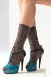 Lookbook Filifolli FW18/19 (ubrania i obraz: skarpetki w kolorze kawa z mlekiem leopardowe, sandały turkusowe)