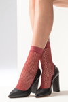 Лукбук Filifolli FW18/19 (наряды и образы: красные носки в сетку, чёрные туфли)