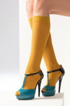 Lookbook de Filifolli FW18/19 (looks: calcetines largos amarillos, sandalias de tacón turquesas)
