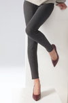 Lookbook Filifolli FW18/19 (ubrania i obraz: legginsy szare, czółenka bordowe)