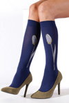 Lookbook de Filifolli FW18/19 (looks: calcetines largos con flores azules, zapatos de tacón de gamuzaos kakis)