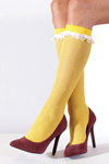 Lookbook Filifolli FW18/19 (ubrania i obraz: podkolanówki żółte, półbuty zamszowe bordowe)