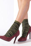 Lookbook von Filifolli FW18/19 (Looks: khakifarbene Socken mit Zebra-Print, Burgunder farbene Pumps aus Sämischleder)