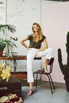 Kampagne von Floris van Bommel SS18 (Looks: weiße Jeans, khakifarbenes Top, bunte Sandaletten mit Blumendruck)