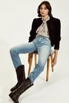 Лукбук FRAME FW18 (наряды и образы: голубые джинсы, чёрные сапоги)