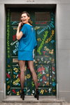 Kampania rajstop Gatta SS18 (ubrania i obraz: sukienka niebieska, rajstopy ze szwem czarne, półbuty czarne)