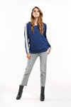 Lookbook Giovane AW18/19 (ubrania i obraz: pulower niebieski, jeansy szare, botki czarne)