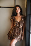 Кампания ISAWITFIRST FW18/19 (наряды и образы: коричневое леопардовое платье мини)