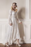 Lookbook Lilly 2019 (ubrania i obraz: suknia ślubna z gipiury biała, sandały białe)