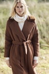 Кампания LolaLiza FW18/19 (наряды и образы: коричневое пальто, блонд (цвет волос))