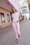Kampania Long Tall Sally SS2018 (ubrania i obraz: top biały, jeansy różowe)