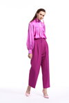 Lookbook Miss Sixty SS18 (ubrania i obraz: bluzka w kolorze fuksji, spodnie purpurowe, półbuty różowe)