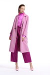 Lookbook Miss Sixty SS18 (ubrania i obraz: półbuty różowe, palto różowe, spodnie purpurowe, bluzka w kolorze fuksji)