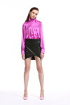 Лукбук Miss Sixty SS18 (наряди й образи: блуза кольору фуксії, чорна спідниця, рожеві туфлі)