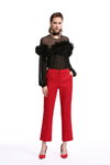 Lookbook de Miss Sixty SS18 (looks: blusa negra, pantalón rojo, zapatos de tacón rojos)