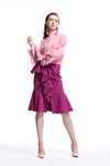 Lookbook von Miss Sixty SS18 (Looks: rosane Pumps, rosane Bluse, purpurroter Rock)