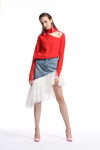 Lookbook de Miss Sixty SS18 (looks: jersey rojo, falda vaquera azul claro, zapatos de tacón rosas)
