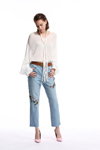 Lookbook Miss Sixty SS18 (ubrania i obraz: bluzka biała, jeansy błękitne, rzemień brązowy, półbuty różowe)