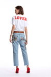 Лукбук Miss Sixty SS18 (наряды и образы: белый топ со слоганом, голубые джинсы, красные шпильки, коричневый ремень)