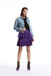 Lookbook de Miss Sixty SS18 (looks: cazadora denim azul claro, top negro, falda violeta, zapatos de tacón violetas, calcetines kakis)