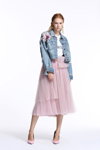 Lookbook de Miss Sixty SS18 (looks: cazadora denim azul claro, falda rosa, zapatos de tacón rosas)