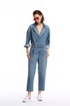 Lookbook Miss Sixty SS18 (ubrania i obraz: kombinezon jeansowy błękitny, buty sportowe białe, okulary przeciwsłoneczne)