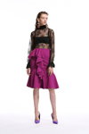 Lookbook Miss Sixty SS18 (ubrania i obraz: półbuty fioletowe, spódnica purpurowa, pulower z gipiuryczarn)