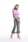 Лукбук Miss Sixty SS18 (наряди й образи: рожеві туфлі, сірі брюки, бузковий джемпер)