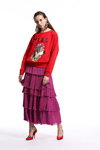 Lookbook Miss Sixty SS18 (ubrania i obraz: pulower z napisem czerwony, spódnica purpurowa, półbuty czerwone)