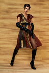 Linda Helena. Lookbook Moschino FW18/19 (ubrania i obraz: sukienka wielokolorowa, rękawiczki czarne, cienkie rajstopy czarne, kozaki czarne)