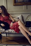 Kampania Pretty Eccentric SS18 (ubrania i obraz: sukienka z gipiury czerwona, półbuty czarne)
