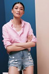 Kampania Primark SS2018 (ubrania i obraz: bluzka różowa, jeansowe szorty z podartymi nogawkami błękitne)