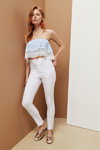 Kampania Primark SS2018 (ubrania i obraz: jeansy z wysokim stanem białe)